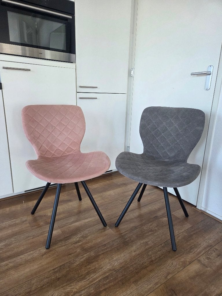 4 Eetkamerstoelen 2 grijs 2 roze, Ophalen, Gebruikt, Overige kleuren, Vier