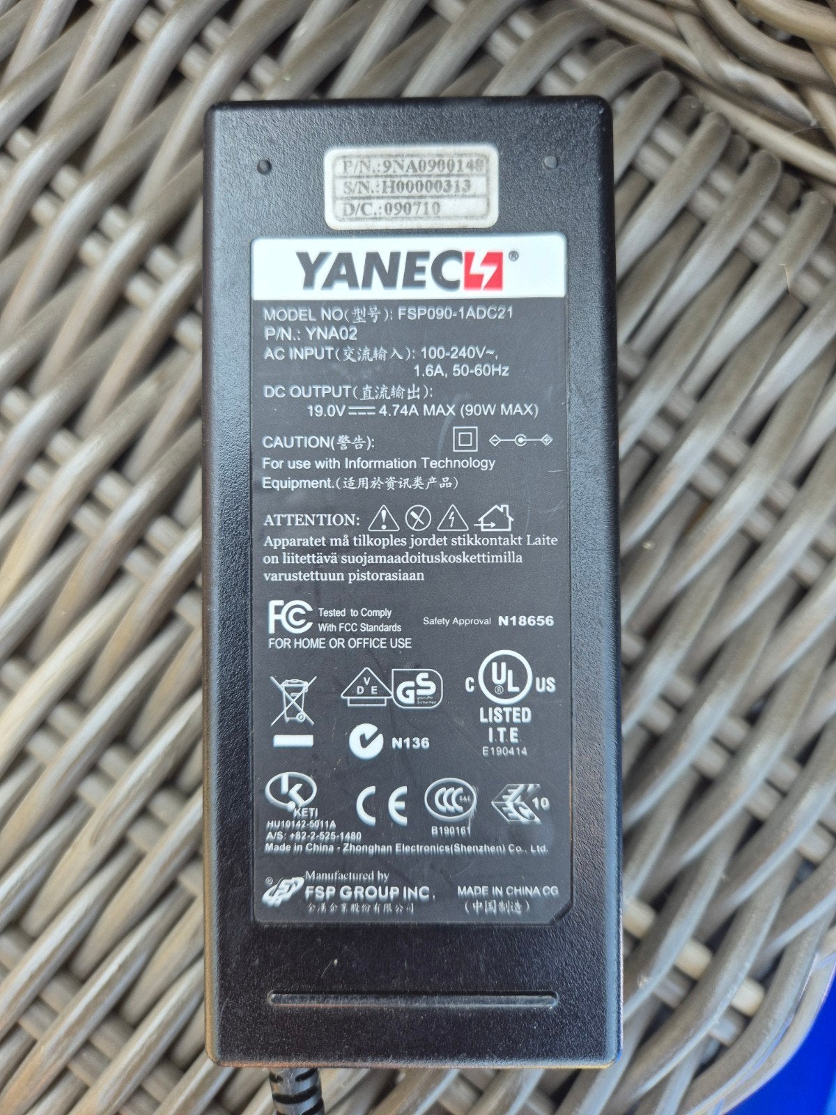 Yanec adapter voor oudere Toshiba en Asus modellen, Computers en Software, Laptop-opladers, Ophalen of Verzenden, Gebruikt