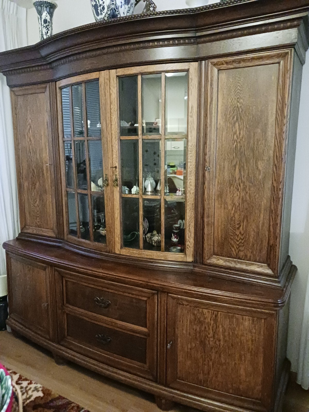 Solide houten woonkamer kast met vitrine, 150 tot 200 cm, Glas, 150 tot 200 cm, 25 tot 50 cm