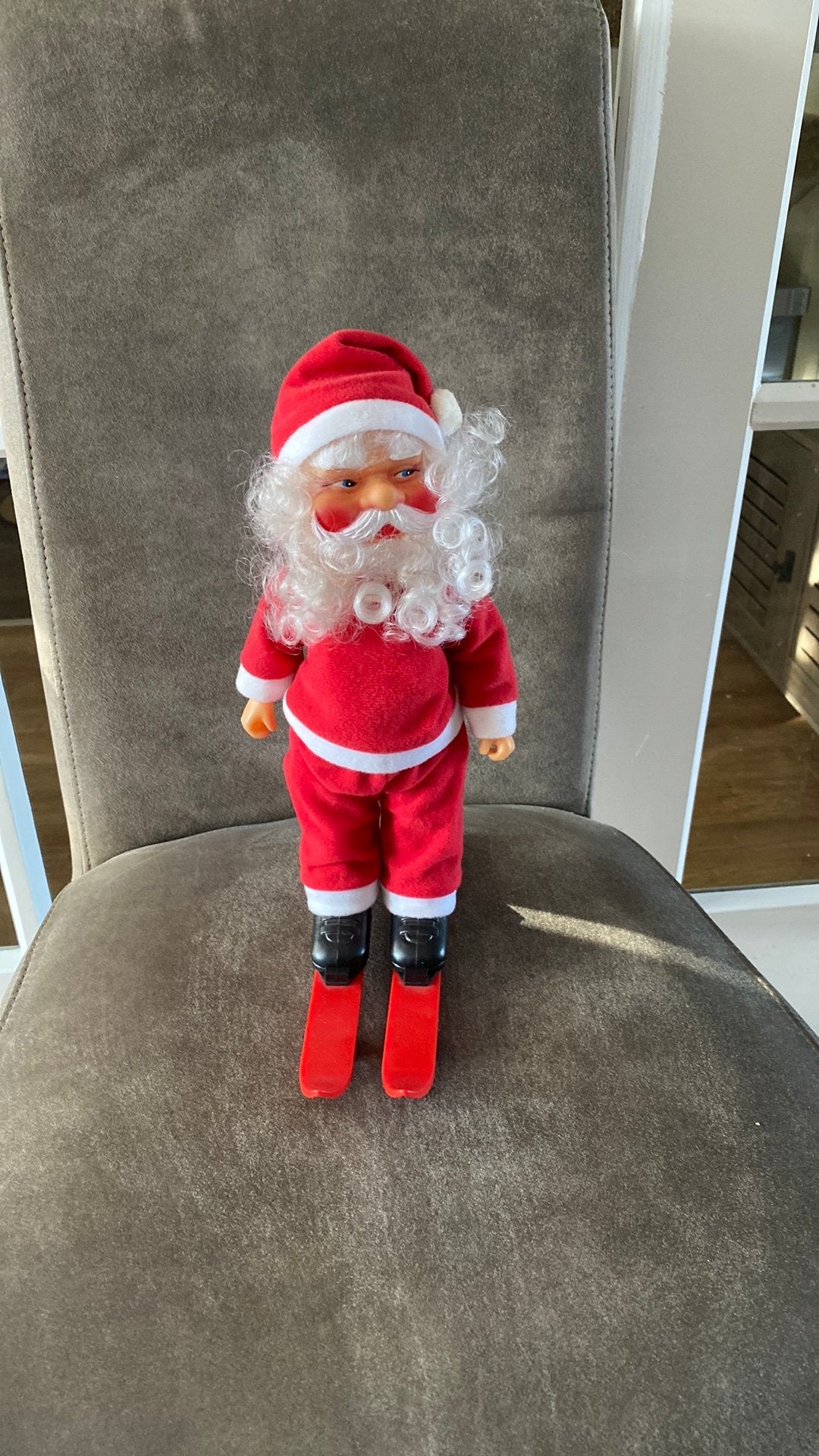 Kerstman op skies, beweegt en maakt geluid, Ophalen of Verzenden, Zo goed als nieuw