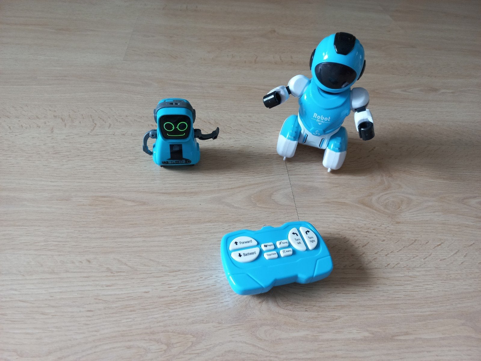 Robot met afstandbediening en kleine robot met microfoon, Ophalen of Verzenden, Zo goed als nieuw
