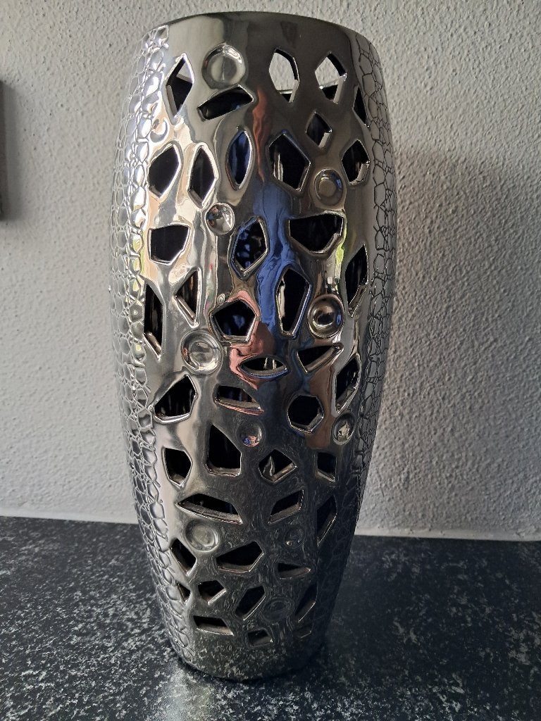Zilverkleurige vaas met uniek patroon 30 cm hoog., Ophalen, 30 cm, Zo goed als nieuw, Zilver
