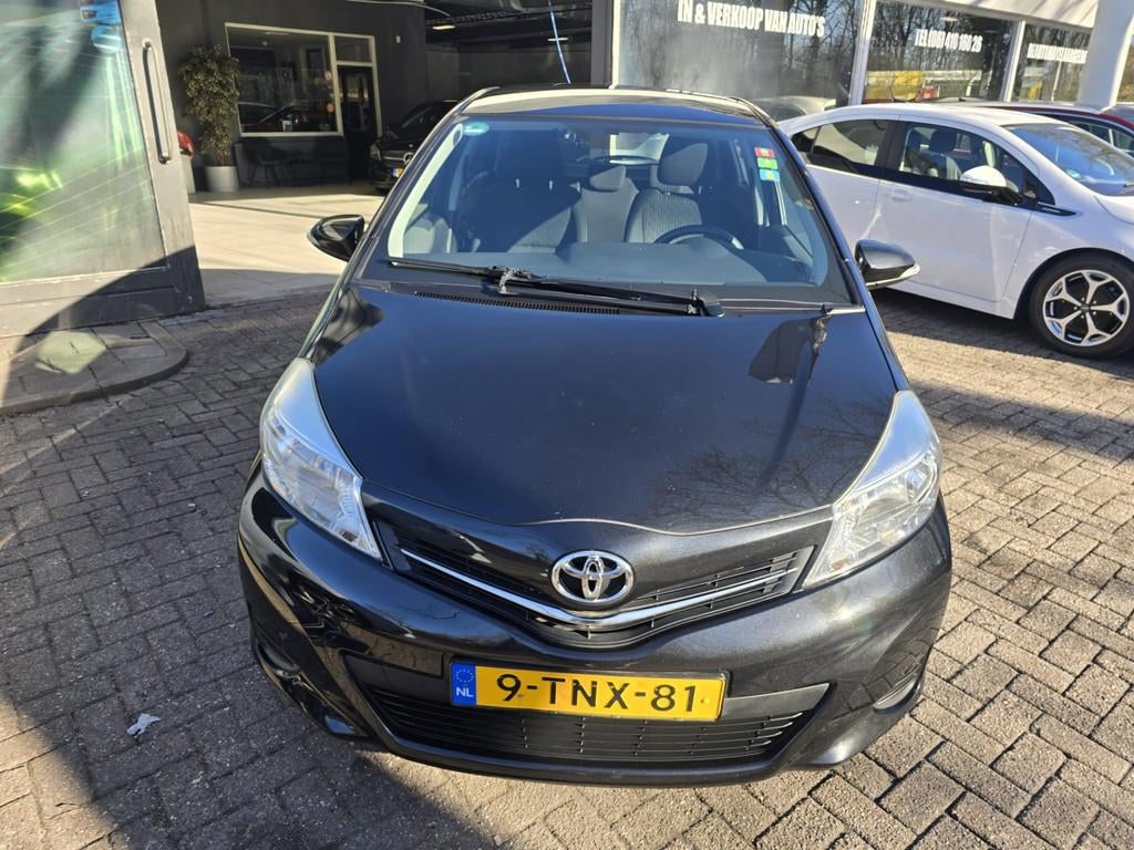 Toyota Yaris 1.0 VVT-i Now | 1E EIGENAAR | 12MND GARANTIE |, Euro 5, Stof, Gebruikt, Zwart