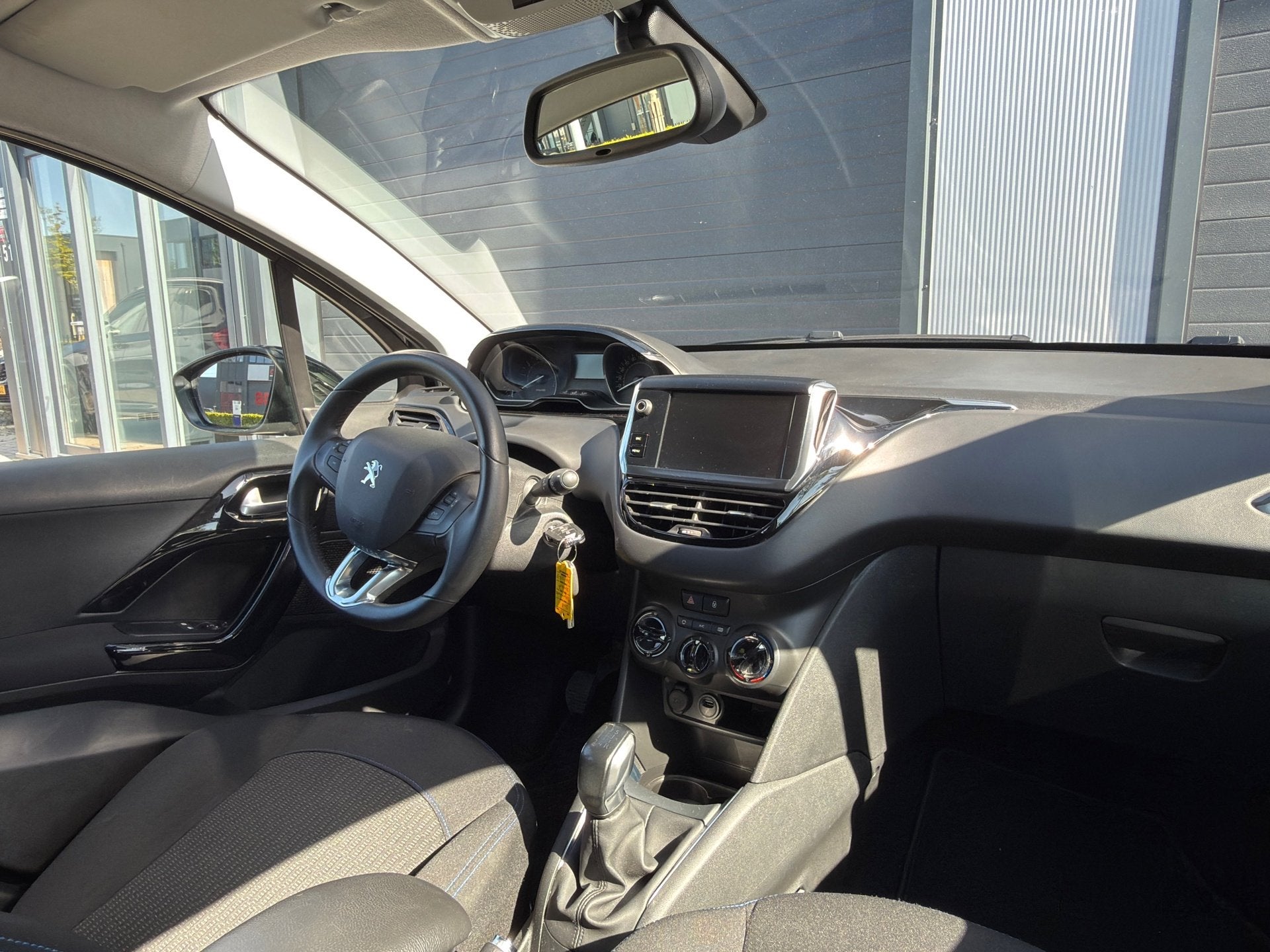 Peugeot 208 1.2 PureTech Signature / LAGE KM / NAP / CARPLAY, 83 pk, Euro 6, 1199 cc, Zwart