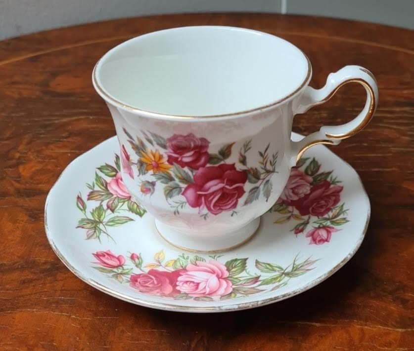 Queen Anne H174 kop en schotel servies England, Antiek en Kunst, Ophalen of Verzenden
