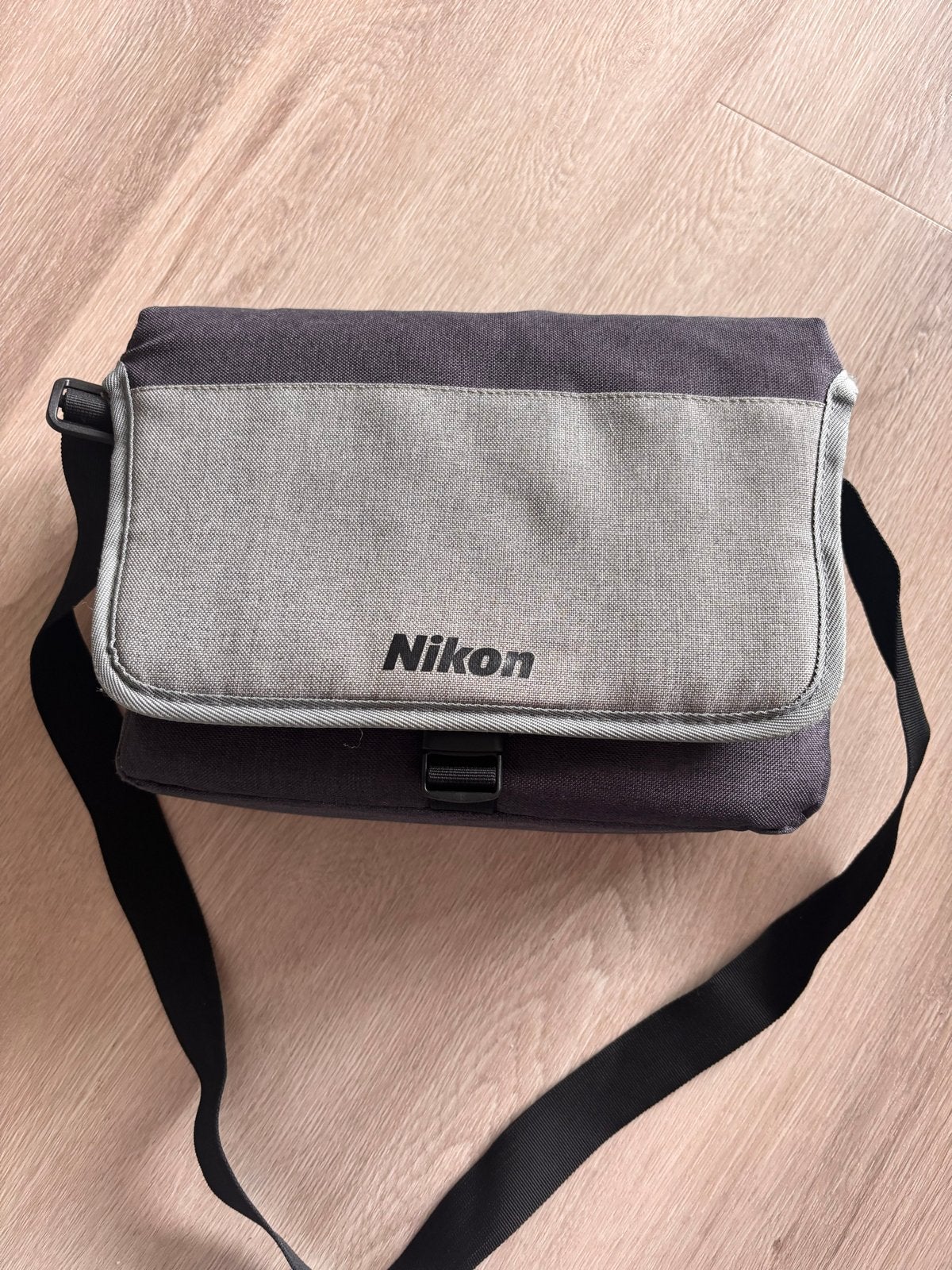 Nikon cameratas met afstandsbediening en boek, Gebruikt, Gevoerd, Ophalen of Verzenden, Nikon