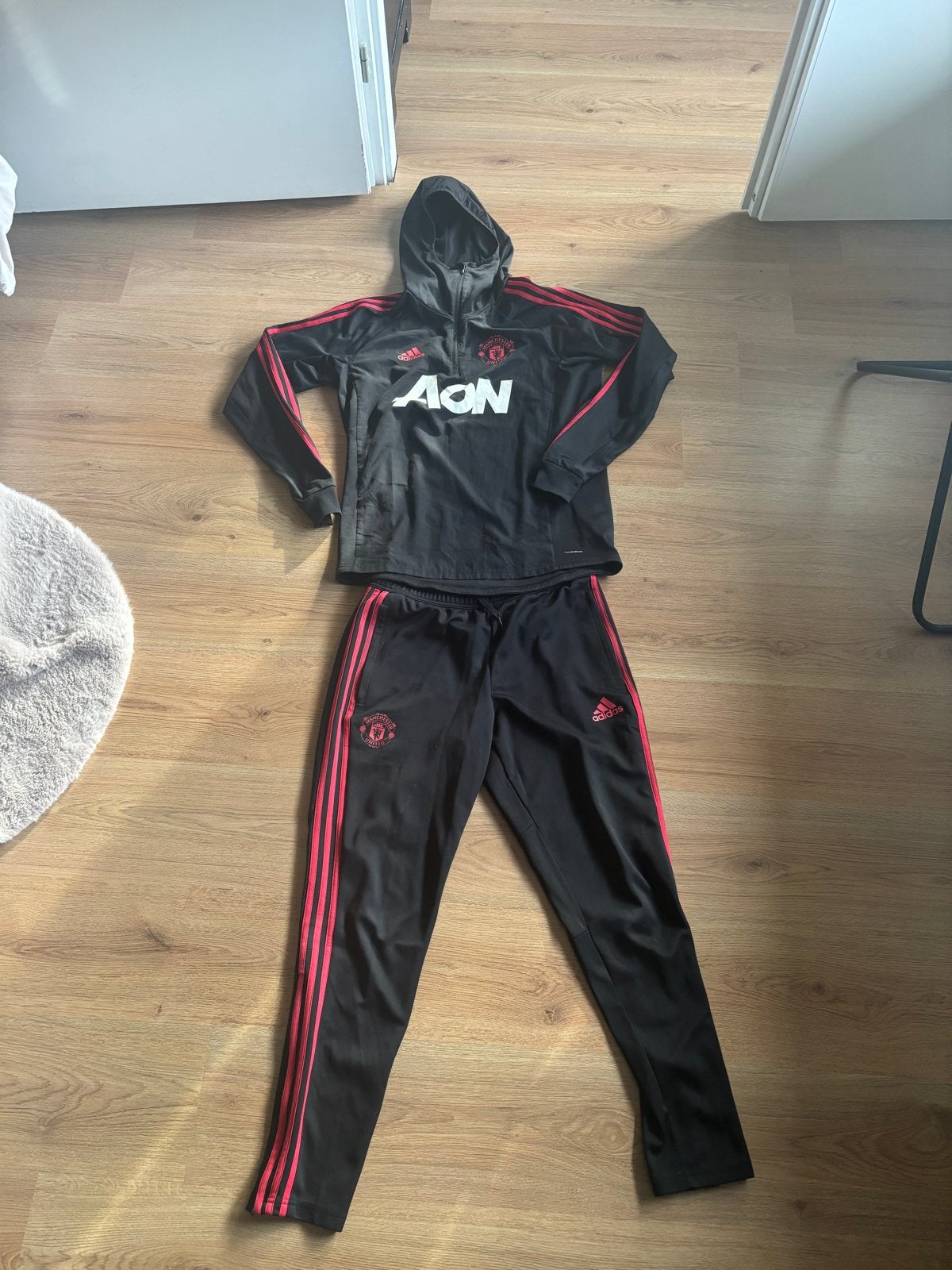 Adidas Manchester United Trainingspak - Maat M, Kleding | Heren, Sportkleding, Maat 48/50 (M), Zwart, Ophalen of Verzenden, Zo goed als nieuw