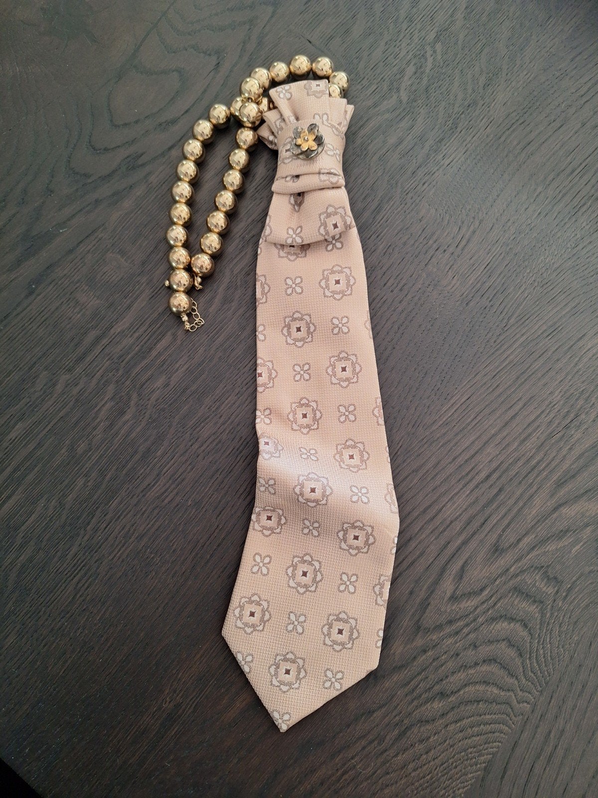 Elegante beige stropdasketting, Beige, Nieuw, Ophalen of Verzenden, Onbekend