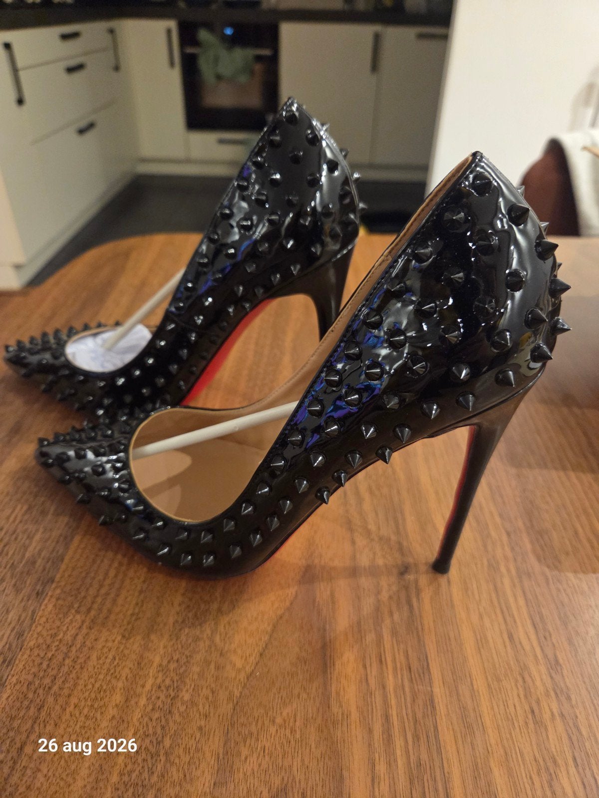 Zwarte spike pumps met rode zool - Maat 44, Ophalen, Zwart, Nieuw, Schoenen met hoge hakken