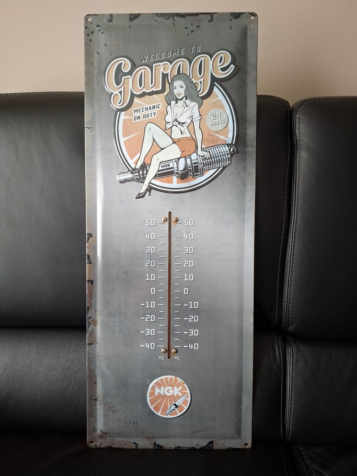 Decoratieve thermometer 'Welcome to Garage' - NGK, Gebruikt, Metaal, Ophalen of Verzenden, Overige merken