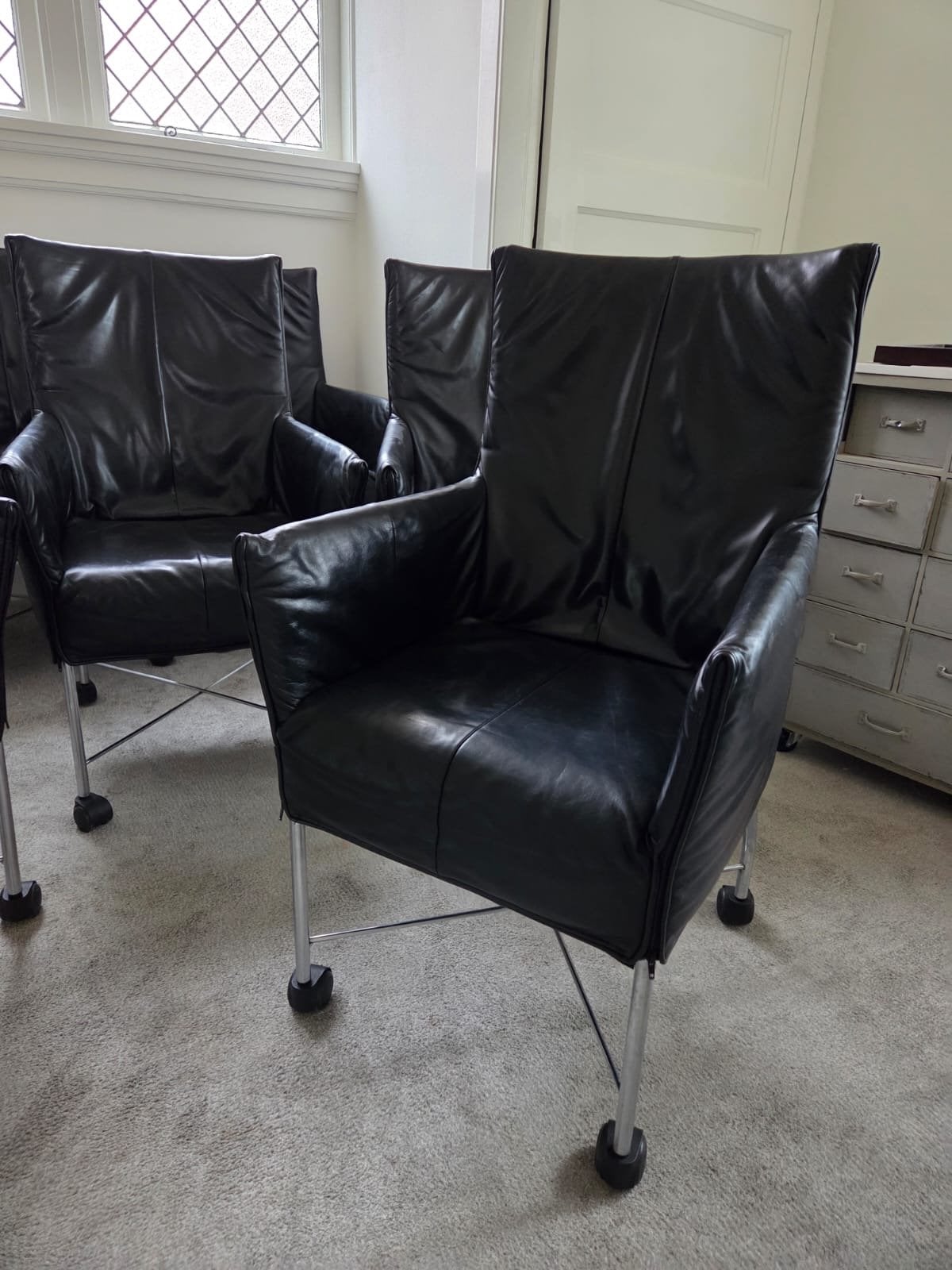6 Montin Chaplin eetkamerstoelen, zwart leer, zwenkwielen, Huis en Inrichting, Stoelen, Ophalen, Gebruikt, Zwart, Leer