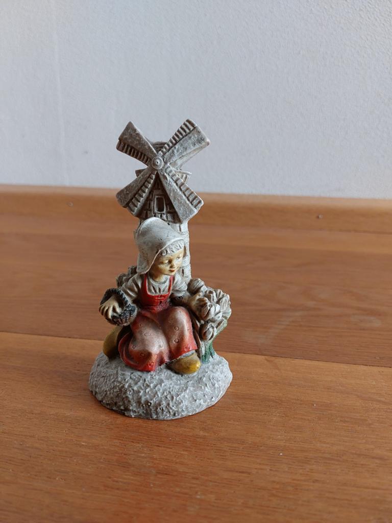 Beeldje Hollandse Meisje met Molen - Staand of Hangend, Ophalen of Verzenden, Gebruikt, Mens