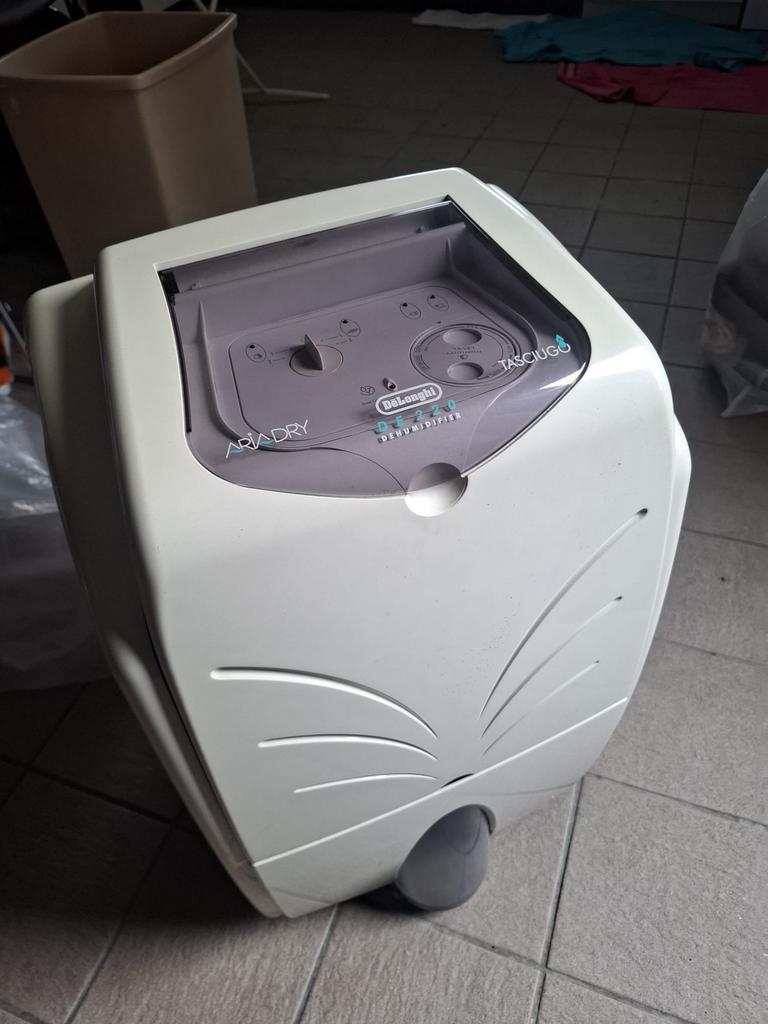 Delonghi de220 luchtontvochtiger, Witgoed en Apparatuur, Luchtbehandelingsapparatuur, Ophalen, Zo goed als nieuw, Luchtontvochter