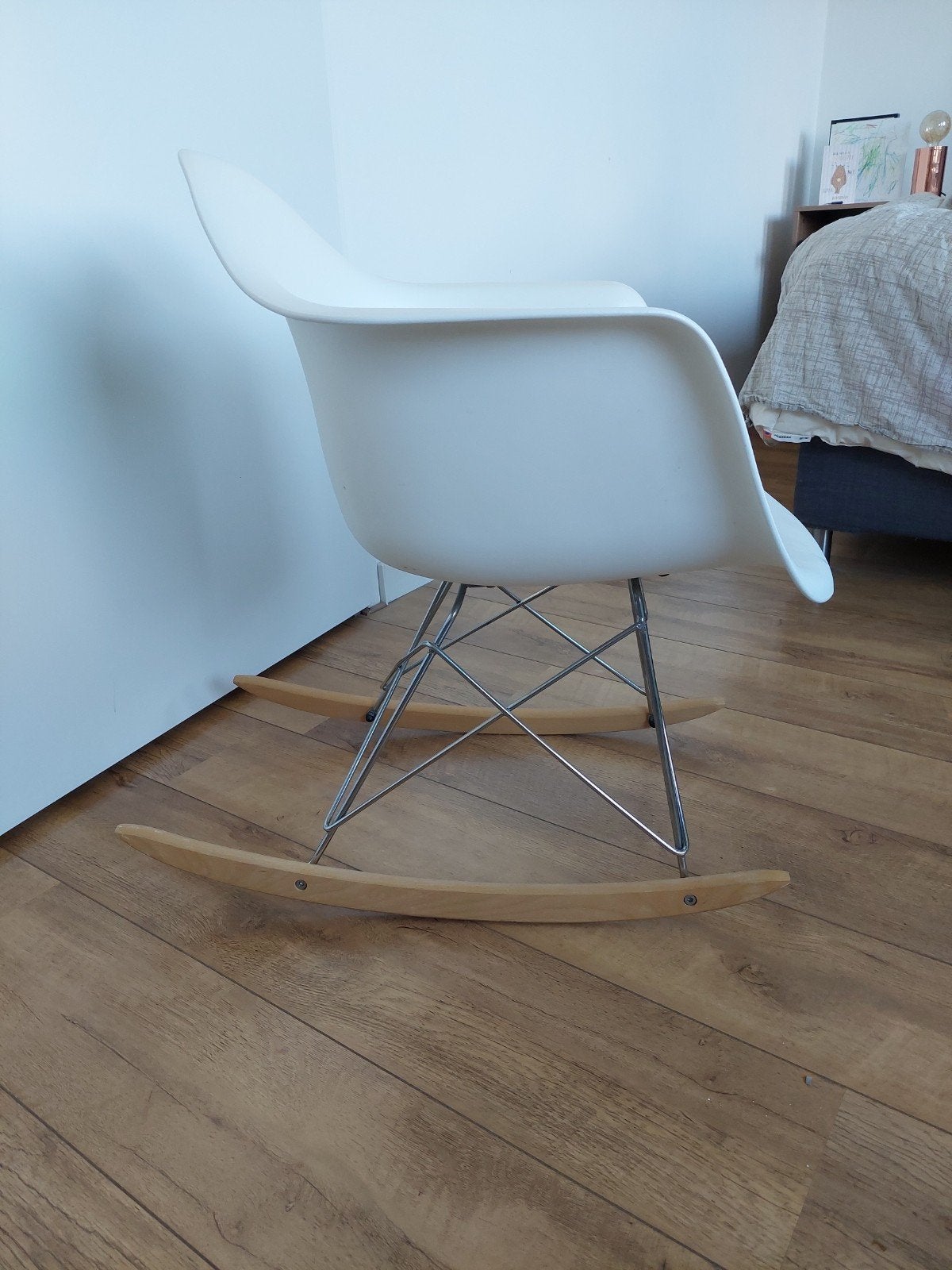 Witte schommelstoel in Eames-stijl, Huis en Inrichting, Stoelen, Gebruikt, Eén, Hout, Kunststof, Metaal, Wit, Ophalen