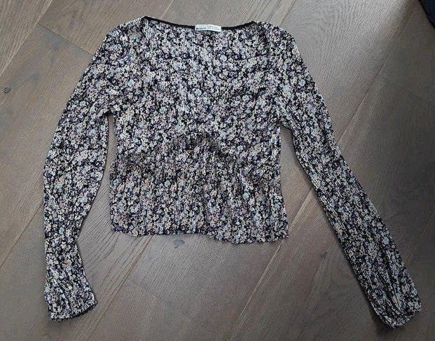 Te koop: Leuke gebloemde top van het merk PULL& BEAR MT: S, Meerkleurig, Ophalen of Verzenden, Zo goed als nieuw, Lange mouw