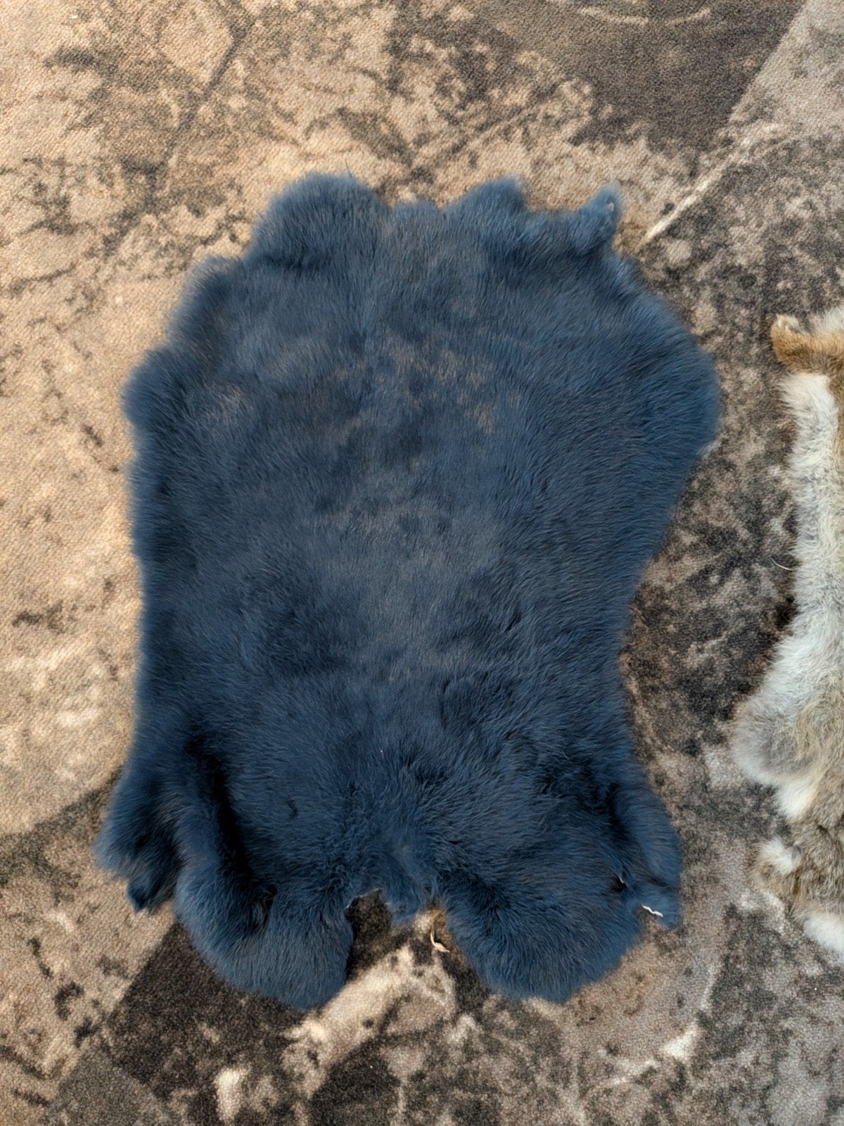 Twee zachte konijnenvachtjes: blauw en bruin-grijs, Ophalen, Gebruikt, Meerkleurig, Natuurlijk materiaal