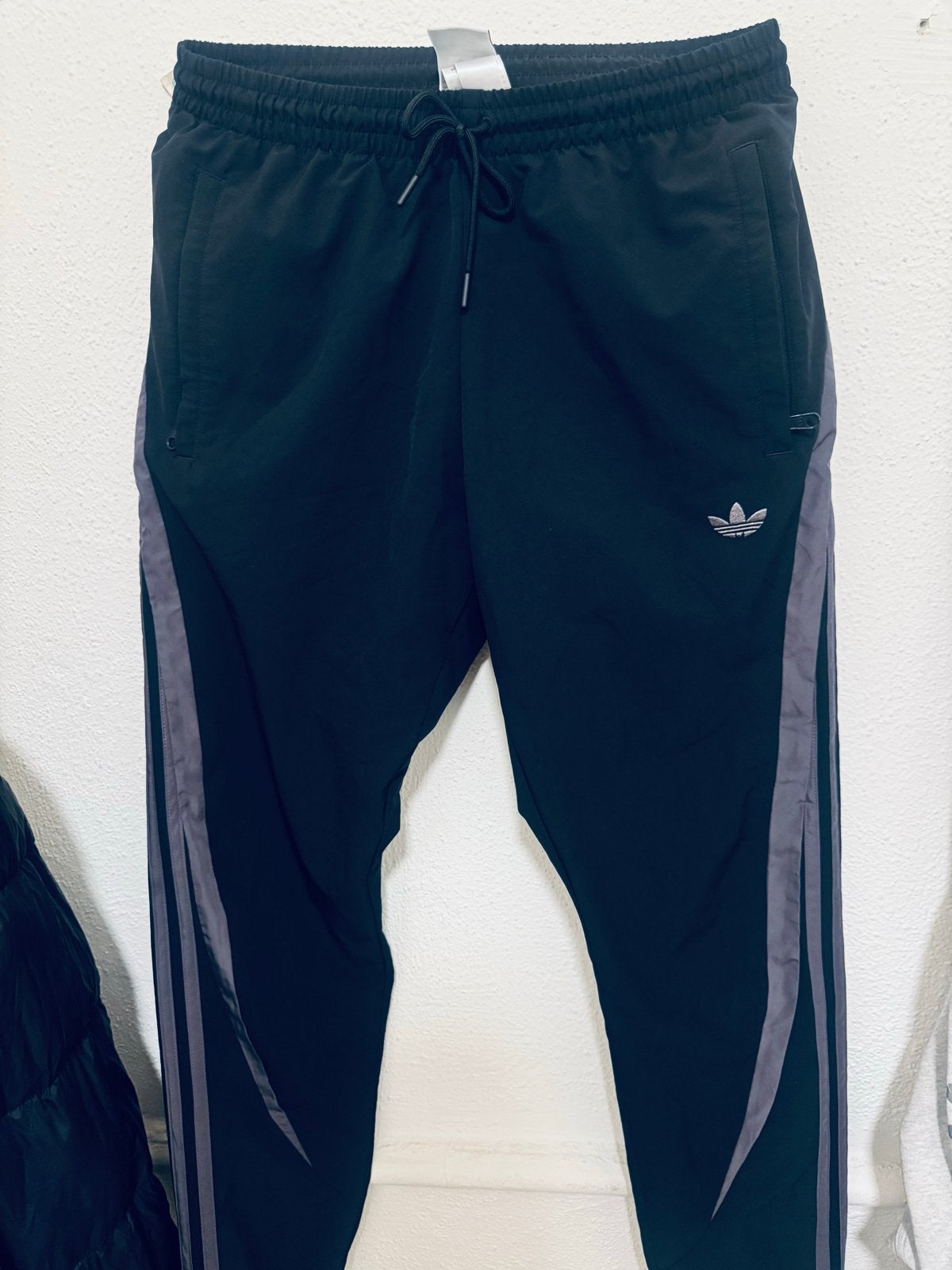 Adidas Trainingsbroek Maat M Zwart met Grijze Strepen, Ophalen of Verzenden, Gedragen, Zwart, Overige jeansmaten