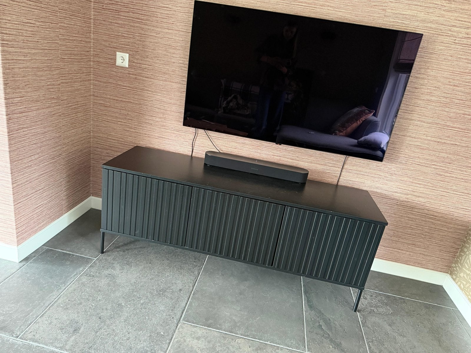 Zwart WOOOD Gravure tv-meubel – 150 cm breed, 100 tot 150 cm, Ophalen of Verzenden, Zo goed als nieuw, Minder dan 100 cm
