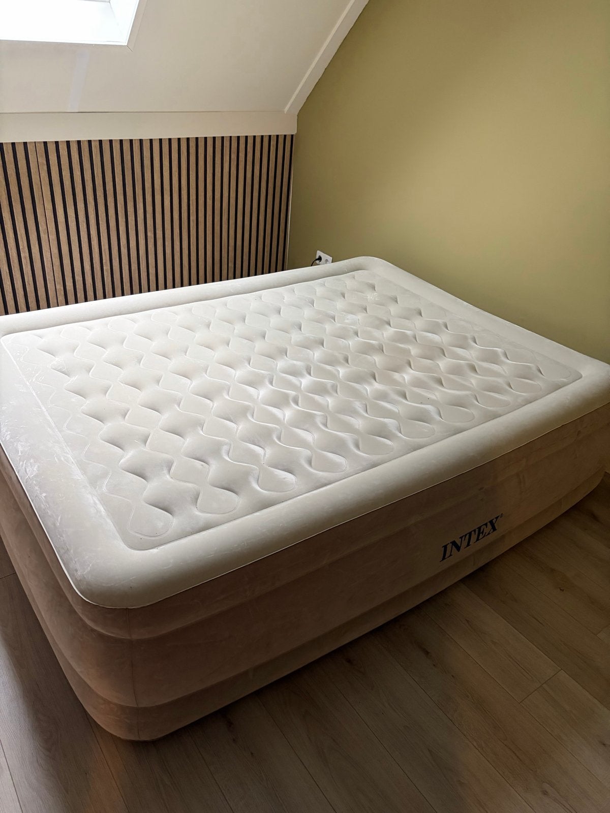 Intex Queen Ultra Plush luchtbed met ingebouwde pomp, Caravans en Kamperen, Luchtbedden, Ophalen, Ingebouwde pomp, Zo goed als nieuw