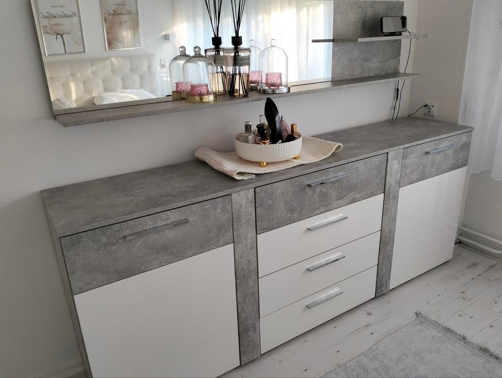 Moderne dressoir met spiegel en opbergruimte, Huis en Inrichting, Kasten | Dressoirs, Ophalen, Overige materialen, Met deur(en)