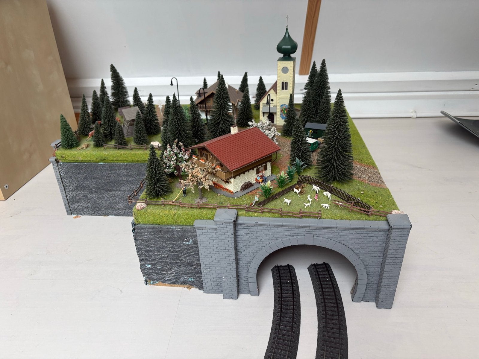 Prachtige modelspoorbaantunnel met dorpje, Gebruikt, Gelijkstroom of Wisselstroom, Brug, Tunnel of Gebouw, Ophalen