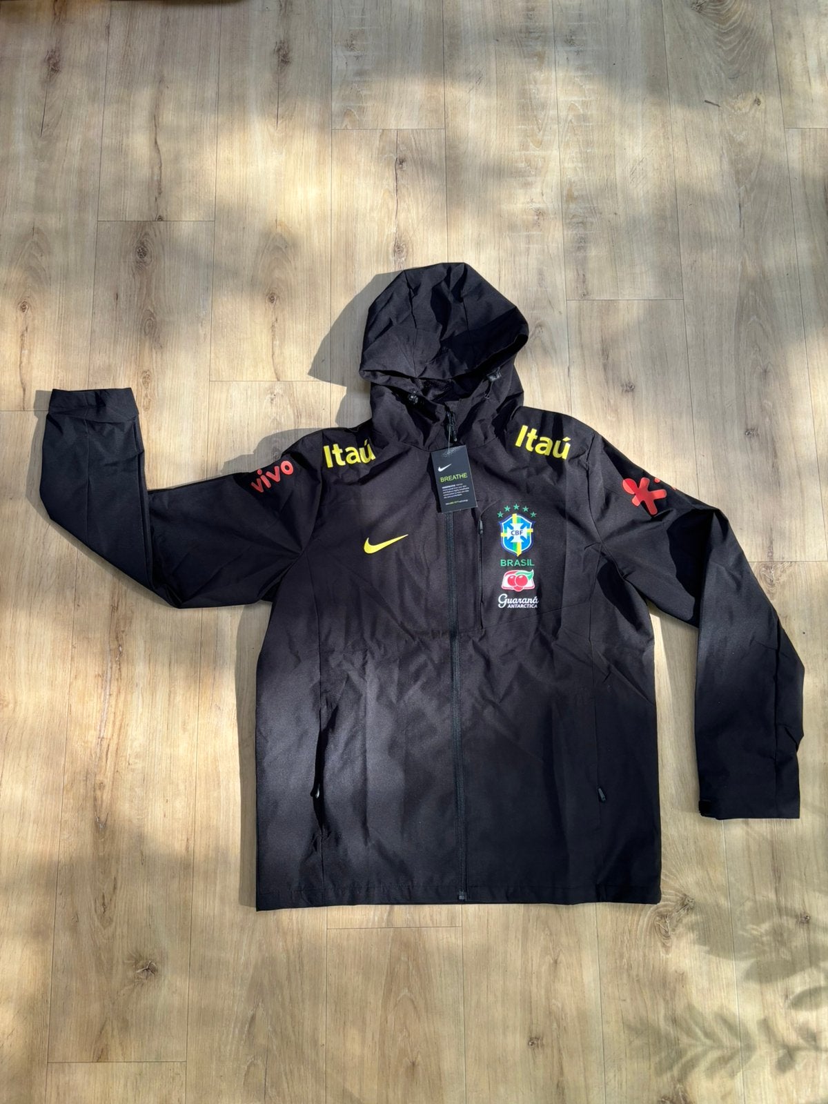 Brazilië Regenjas / Windbreaker - Maat M - Nieuw!, Zwart, Nieuw, Voetbal, Verzenden