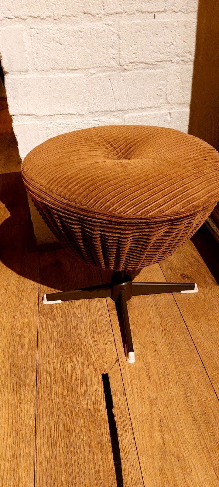 Vintage poef kruk ribstof corduroy bruin jaren 70, Ophalen, Minder dan 50 cm, Mid-century, Jaren 70, Vintage, Rond