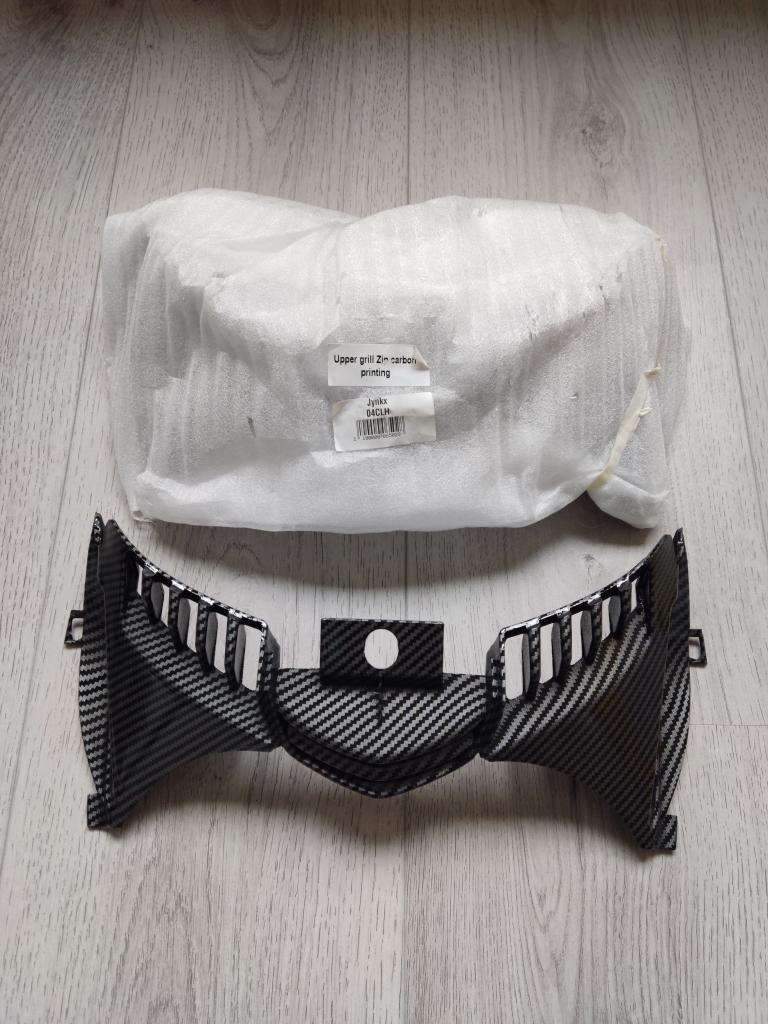 Carbon look grill voorkap Piaggio Zip NIEUW, Fietsen en Brommers, Brommeronderdelen | Scooters, Info@jynkx.com, Nieuw, Ophalen of Verzenden