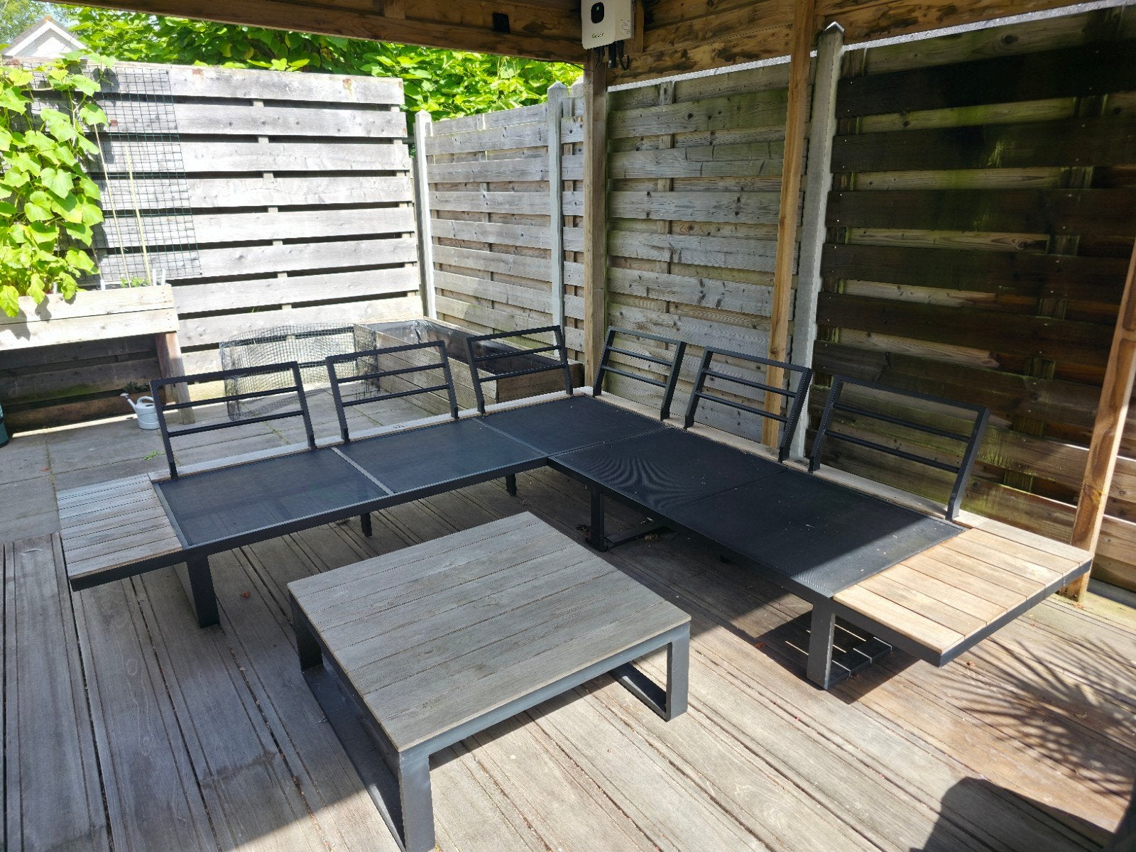 Moderne loungeset met teakhouten accenten en kussens, Ophalen, 5 zitplaatsen, Gebruikt, Bank