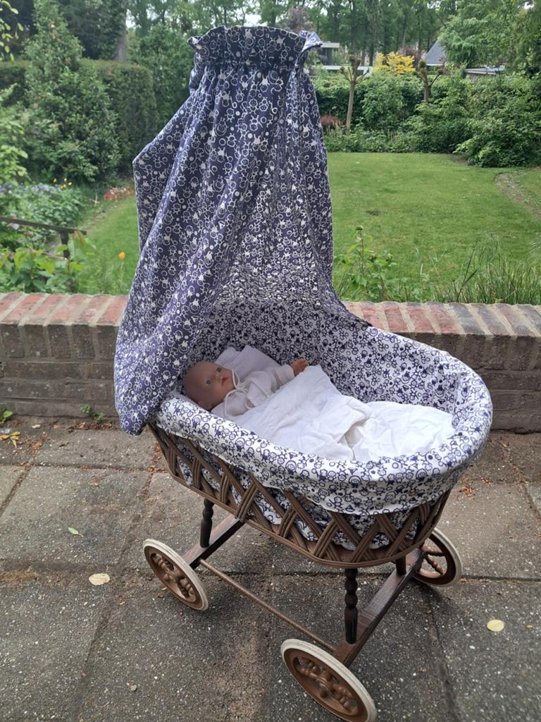 Originele rijdende poppenwieg / poppenwagen, 95 cm hoog, Ophalen, Gebruikt, Babypop