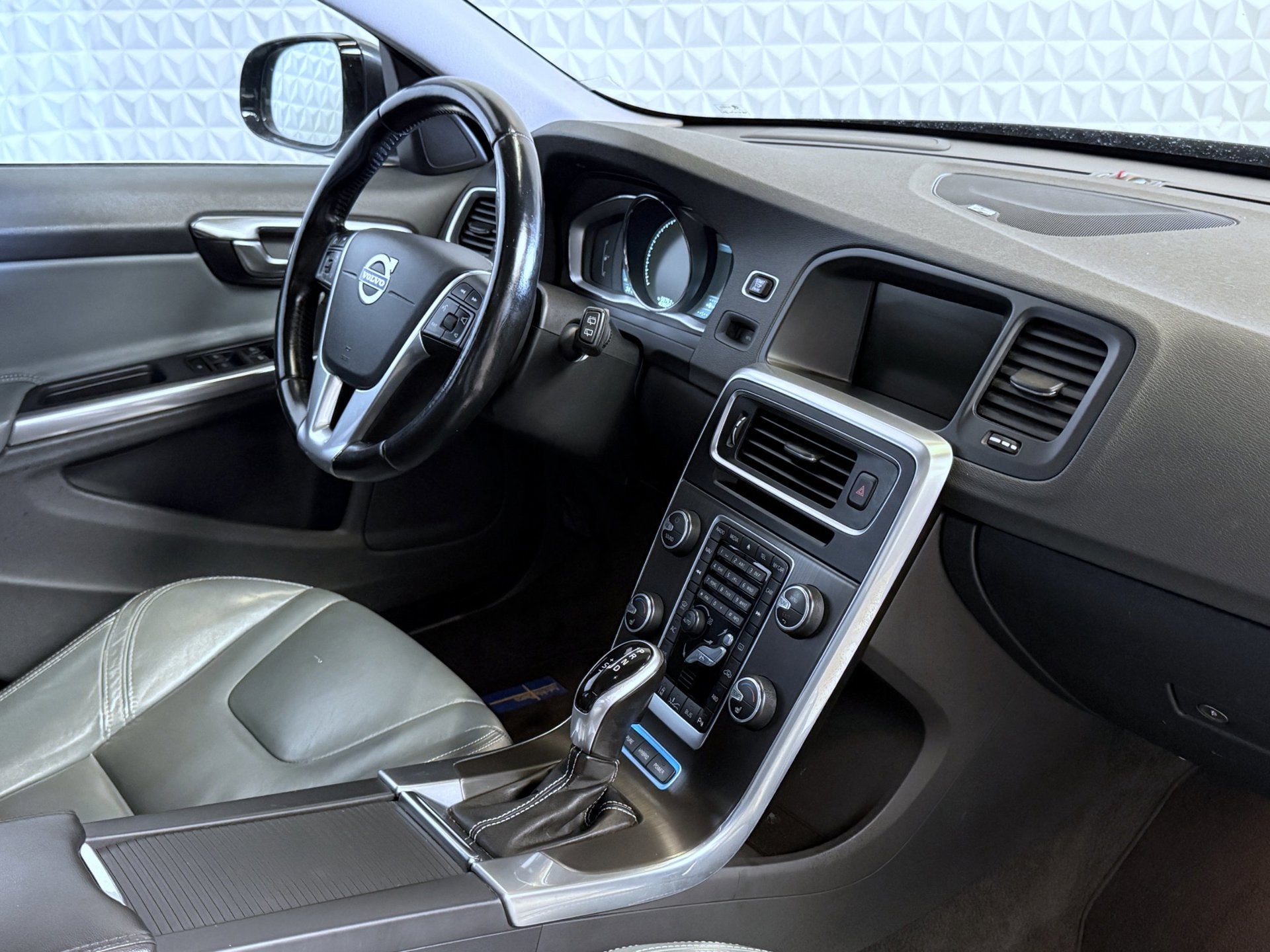 Volvo V60 2.4 D6 AWD Plug-In Hybrid / NIEUWE APK! (2013), Auto's, Automaat, Vierwielaandrijving, Te koop, Euro 5