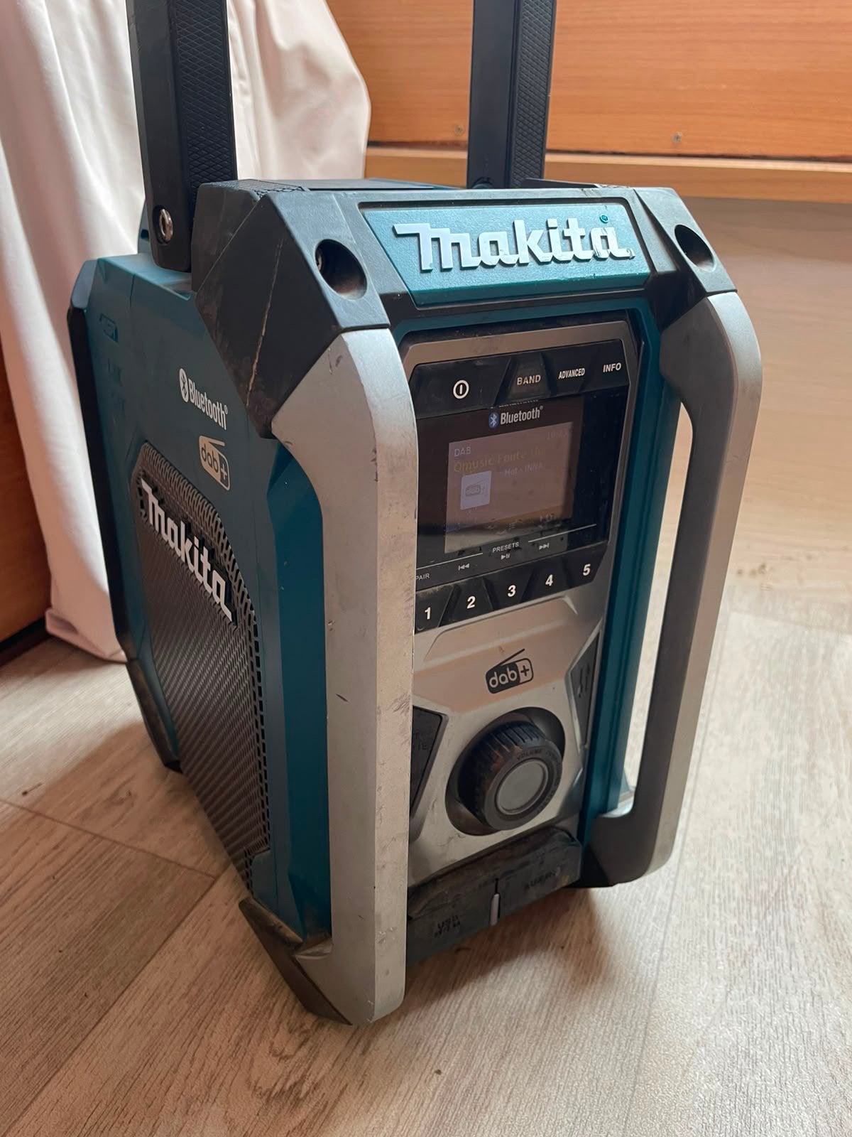 Makita MR007G bouwradio – DAB+ / Bluetooth / FM – 40V Max, Ophalen, Zo goed als nieuw, Bouwradio