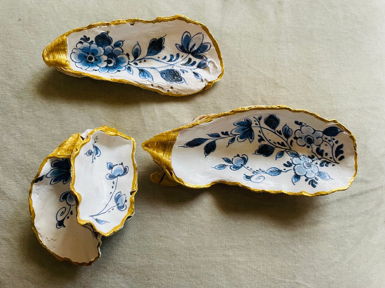 Unieke oesterschelpen met blauwe bloemen decoratie, Meerkleurig, Overige stijlen, Nieuw, Ophalen of Verzenden