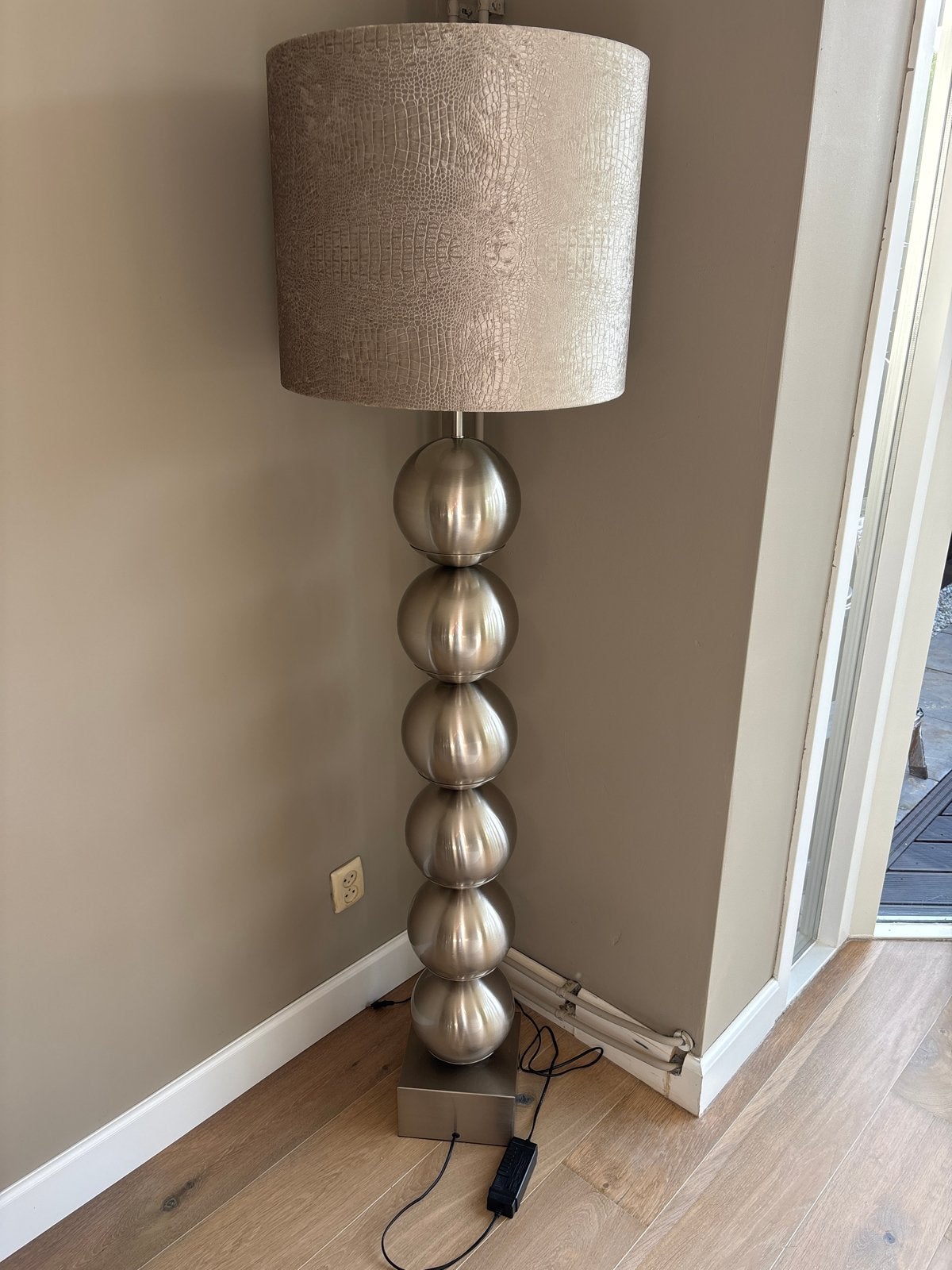 Moderne staande lamp met metalen bollen, Ophalen, Zo goed als nieuw, Metaal, 150 tot 200 cm