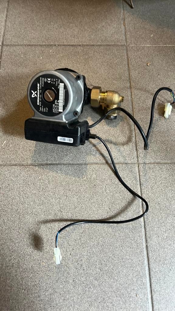 Grundfos CV pomp. Uper 15-50, Doe-het-zelf en Verbouw, Gebruikt, Minder dan 30 cm, Hoog rendement (Hr), Overige typen