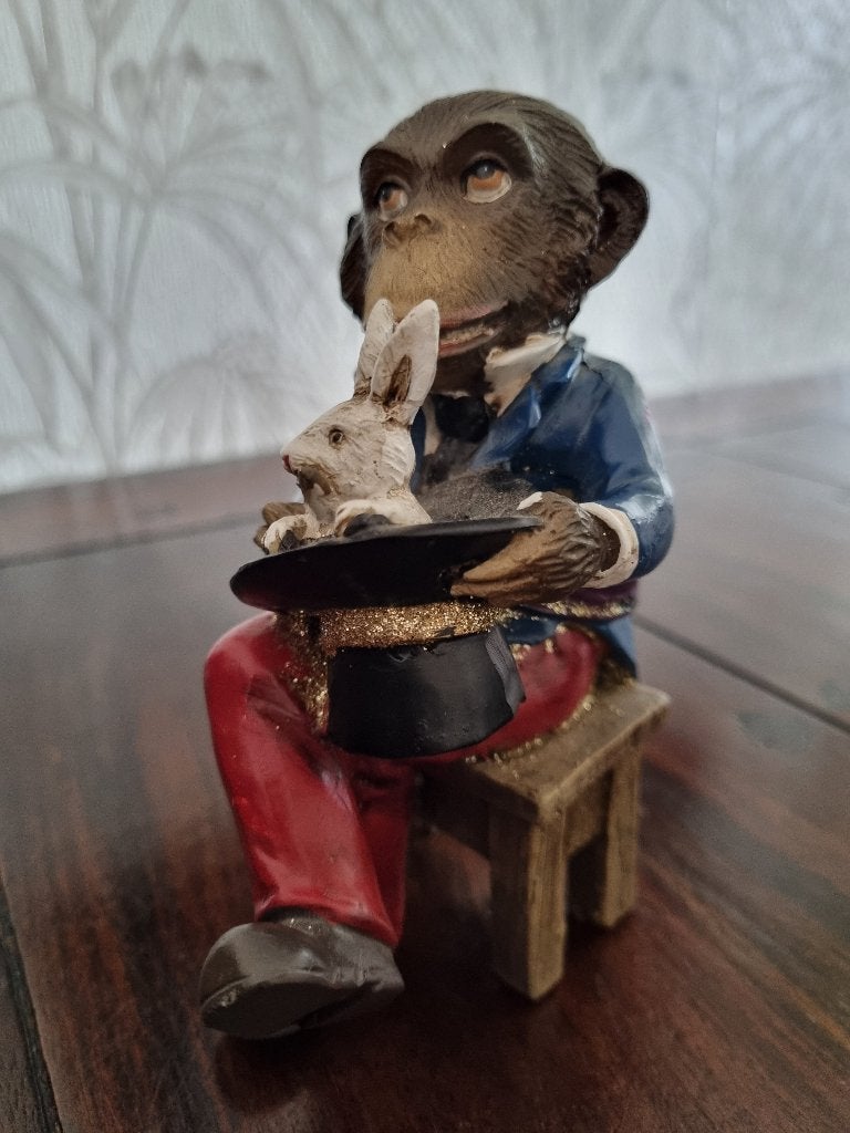 Brocante Aapje op een Stoel met Konijn uit Hoge Hoed., Antiek en Kunst, Curiosa en Brocante, Ophalen of Verzenden