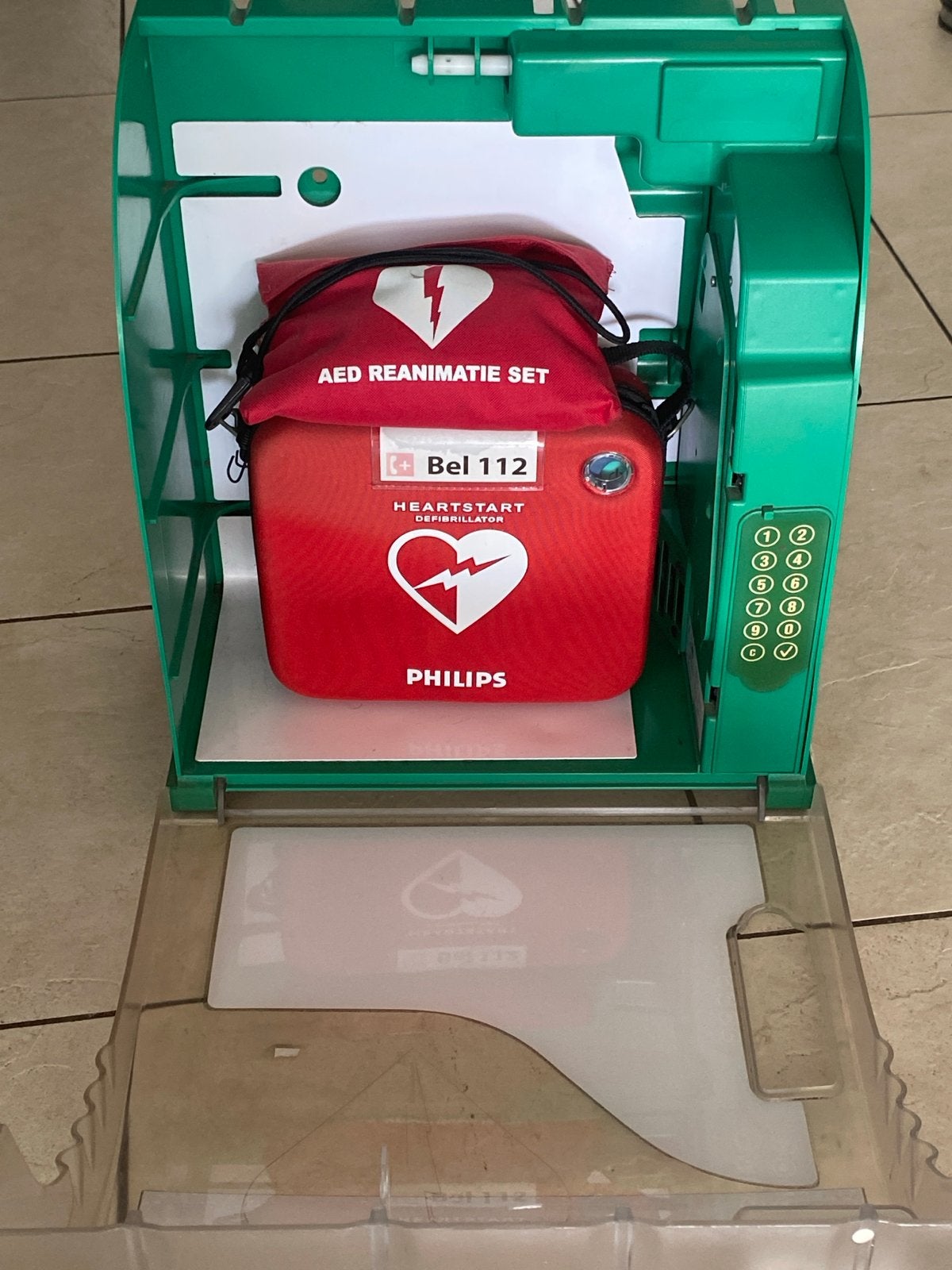 AED met buiten kast aivai, Ophalen of Verzenden, Zo goed als nieuw