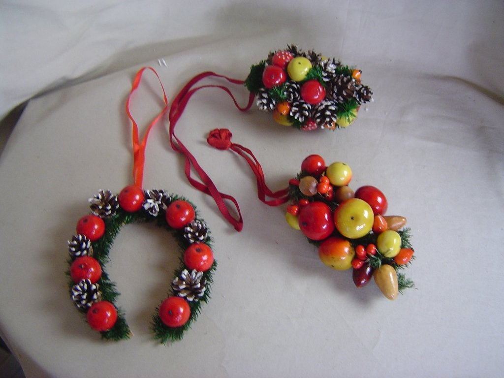Oude kerstversiering met appeltjes en dennenappels, Ophalen of Verzenden, Gebruikt