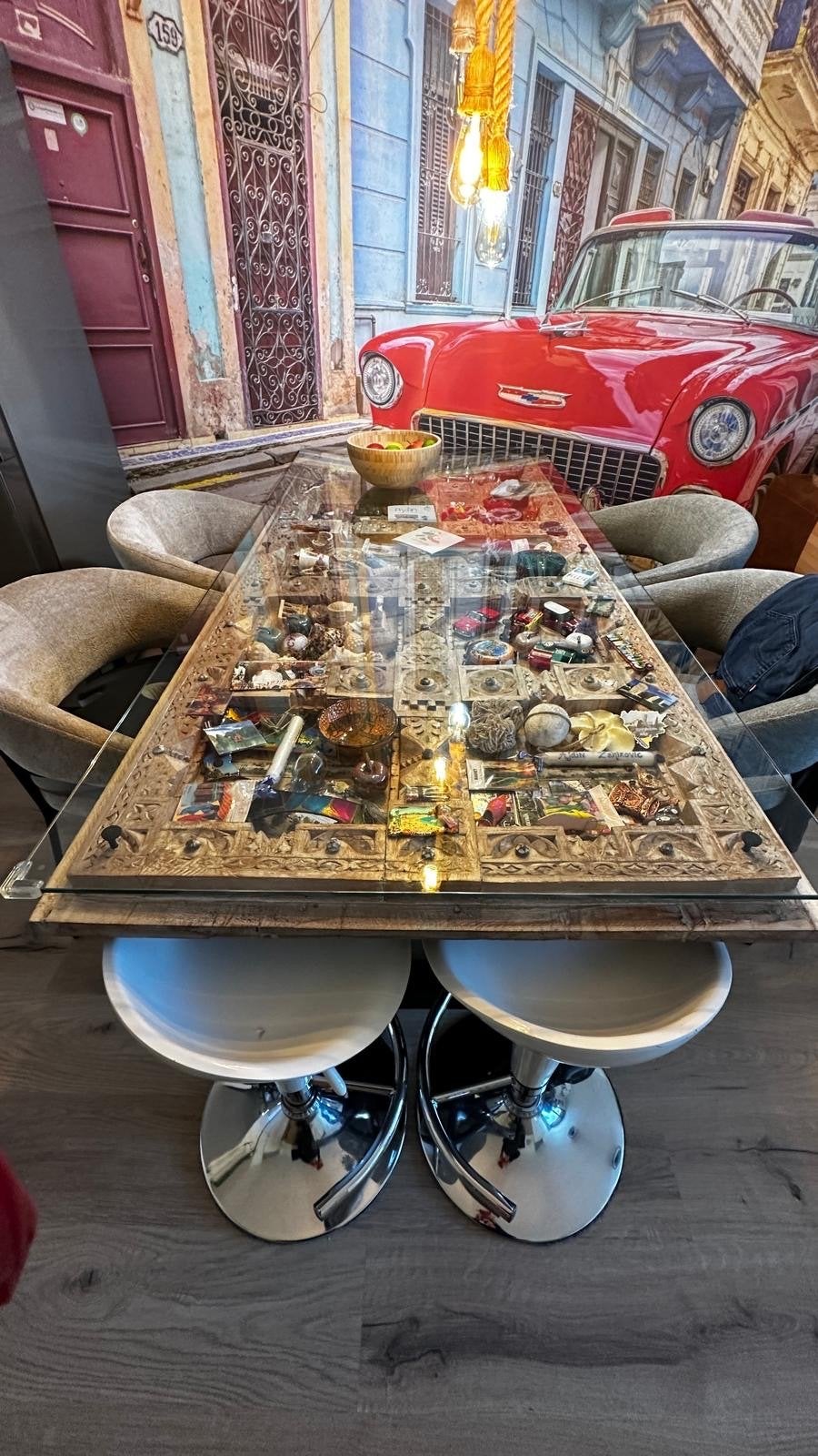Unieke Retro Eettafel met Glazen Blad en Carved Hout, Ophalen, Gebruikt, 100 tot 150 cm, 50 tot 100 cm