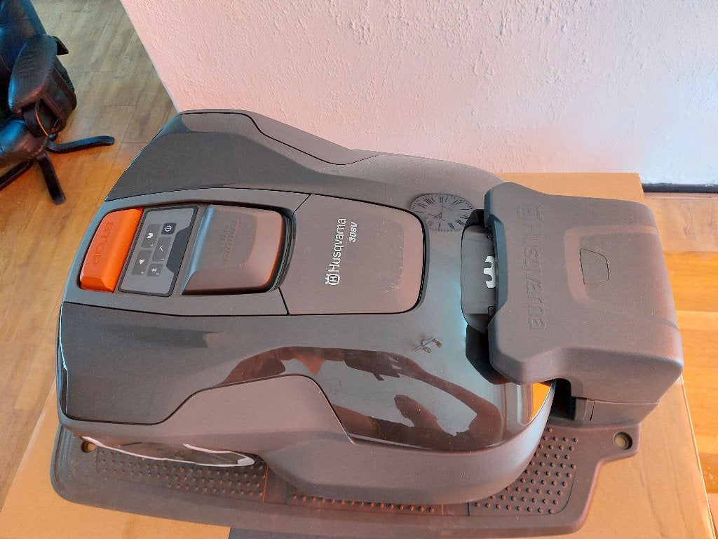 Husqvarna Automower 308V (Model 2026), Ophalen, Bestuurbaar via app, Zo goed als nieuw, 20 tot 25 cm