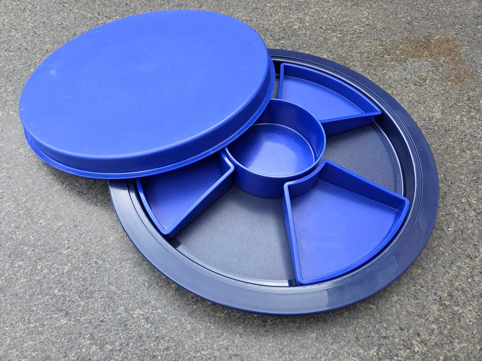 Tupperware partyschaal met vakjes en deksel - Blauw, Huis en Inrichting, Ophalen of Verzenden, Gebruikt, Blauw, Schaal