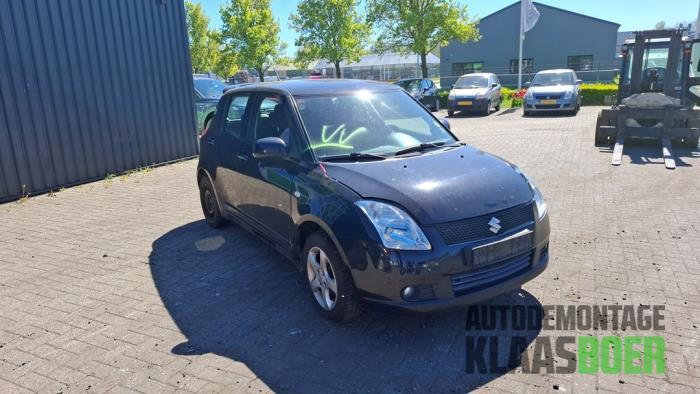 Scherm rechts-voor van een Suzuki Swift (ZJ3), Gebruikt, -, -, Ophalen of Verzenden