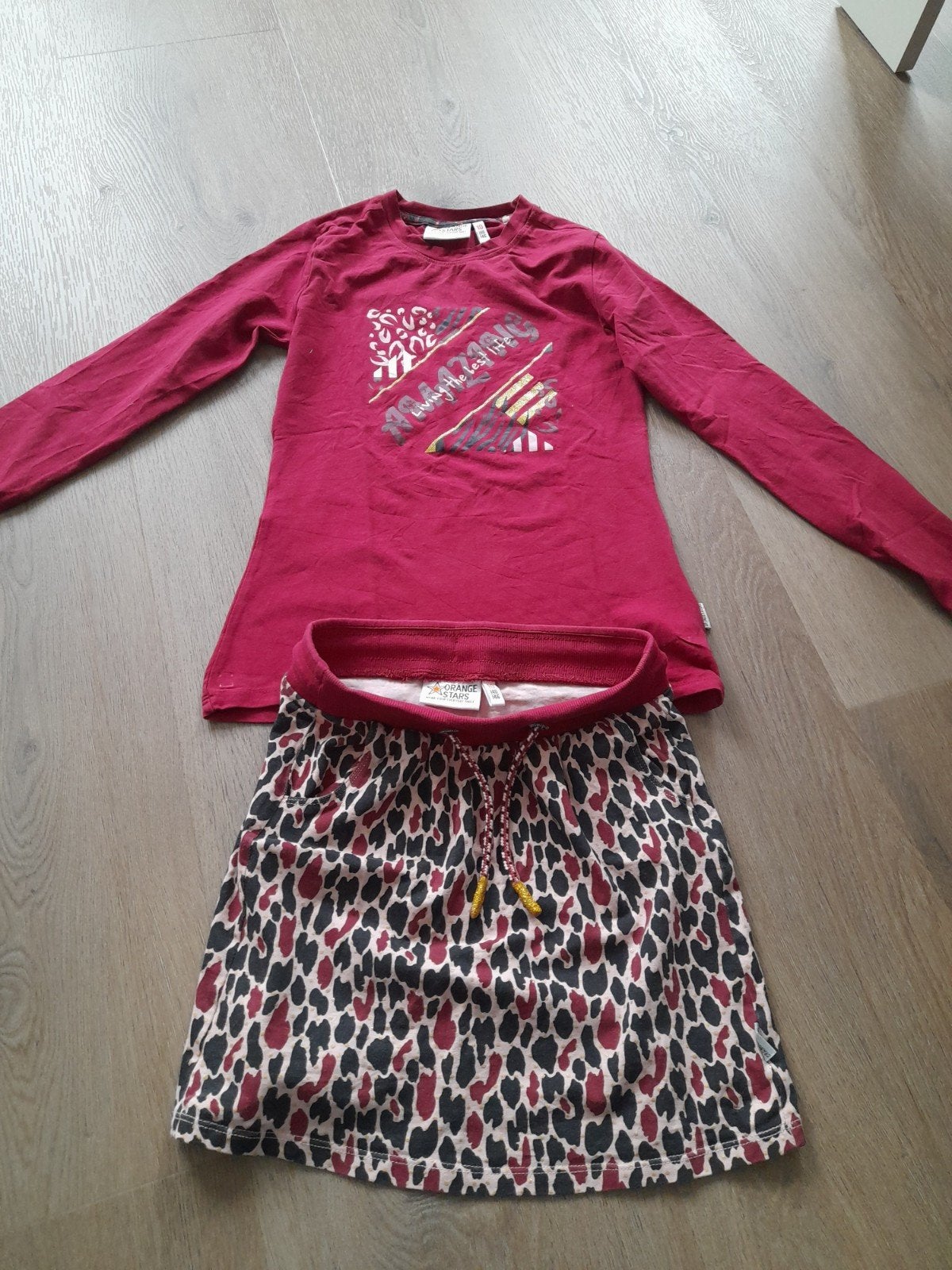 Koopje Meisjes Orange Stars set rok + shirt 140/46, Kinderen en Baby's, Kinderkleding | Maat 140, Ophalen of Verzenden, Zo goed als nieuw