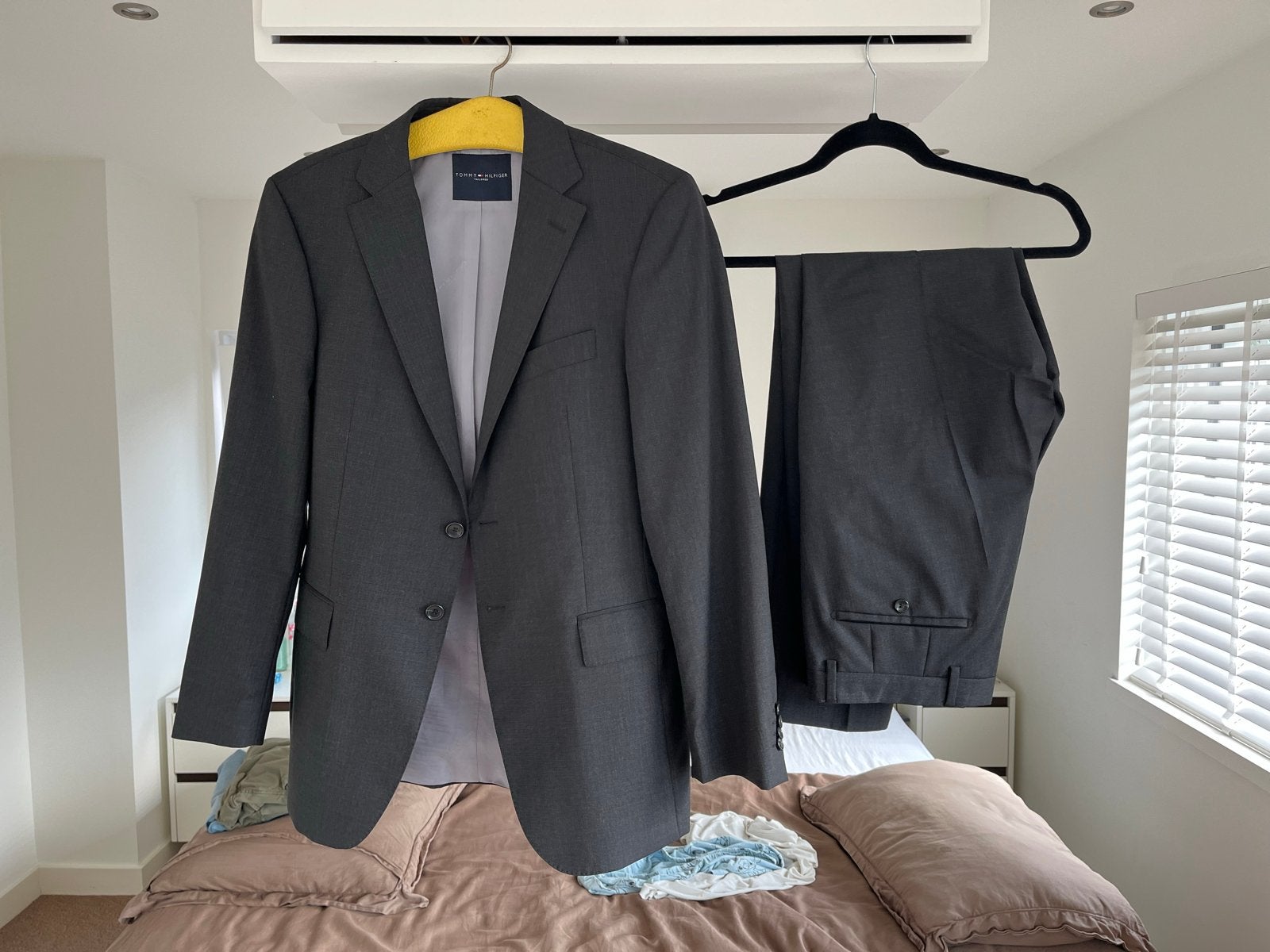 Tommy Hilfiger Donkergrijs Pak - Maat 46, Ophalen of Verzenden, Zo goed als nieuw, Maat 46 (S) of kleiner, Grijs