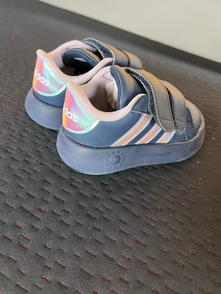 Adidas kinderschoenen maat 22 - Blauw met holografische deta, Ophalen of Verzenden, Zo goed als nieuw