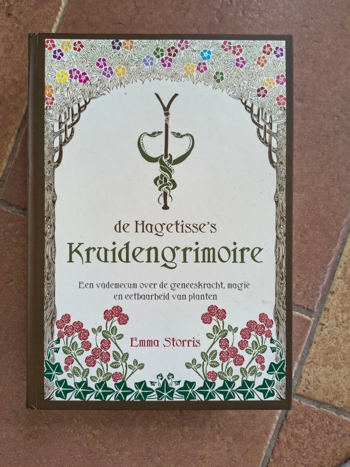 Emma Storris - De Hagetisse's Kruidengrimoire, Bloemen, Planten en Bomen, Emma Storris, Ophalen of Verzenden, Zo goed als nieuw