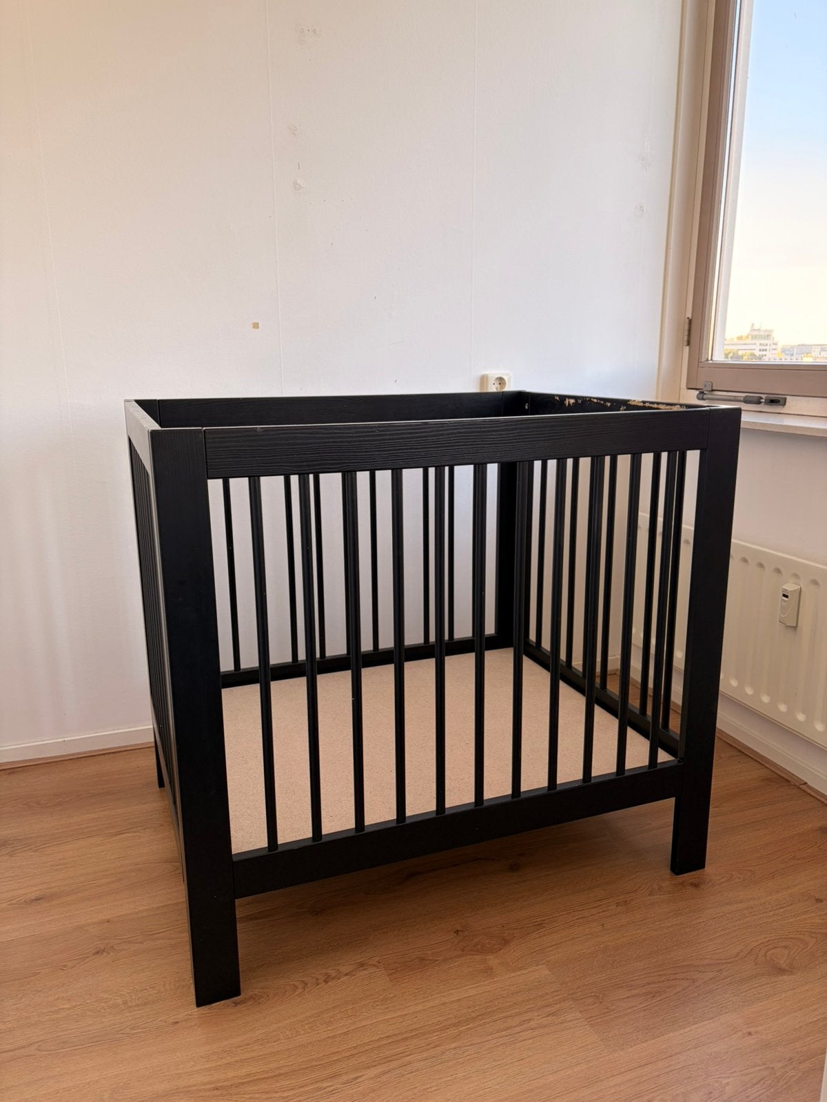 Gratis zwarte babybox met lichte beschadigingen, Ophalen, Zo goed als nieuw
