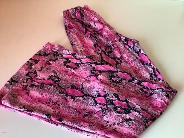 Nieuwe roze slangenbroek maat 152 carnaval, Ophalen of Verzenden, Nieuw, Jongen of Meisje, Broek
