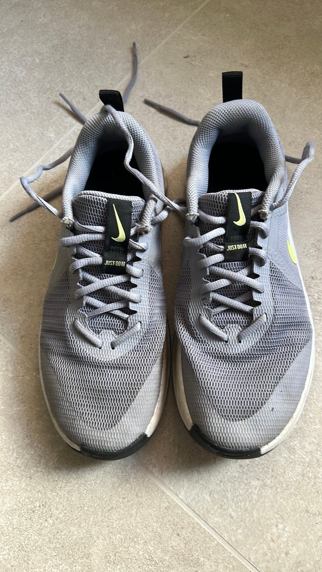 Nike grijze schoenen maat 42, Sport en Fitness, Loopsport en Atletiek, Gebruikt, Ophalen of Verzenden, Overige sporten, Hardloopschoenen