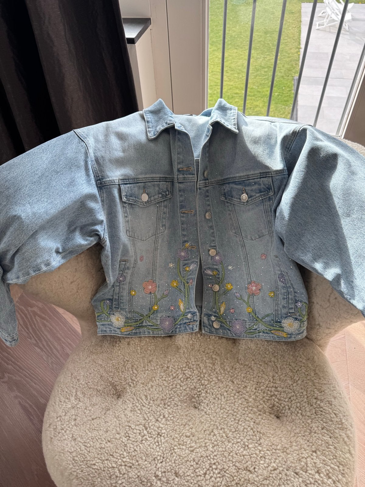 Denim spijkerjas met bloemen borduursels en steentjes, Verzenden, Zo goed als nieuw, Maat 46/48 (XL) of groter, Blauw